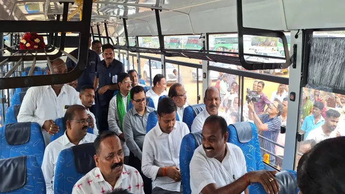 लक्ष्मी बस सेवा के उद्घाटन के मौके पर मौजूद बीजू जनता दल के नेता।