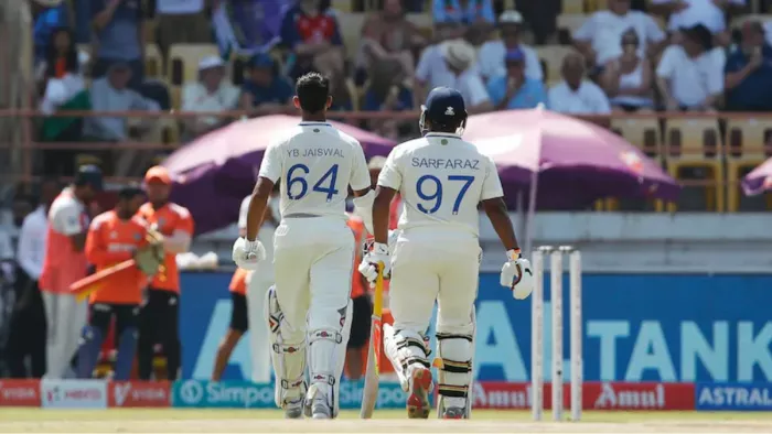 पारी घोषित होने के बाद वापस लौटते यशस्वी और सरफराज। फोटो- BCCI