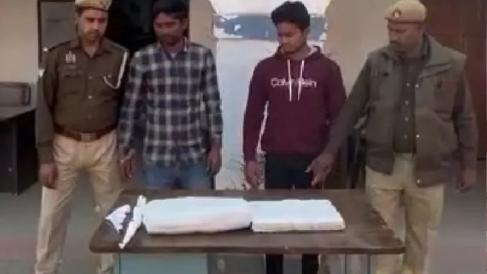Badaun News: बैंक में चोरी करने के आरोपितों को जेल ले जाती पुलिस l जागरण