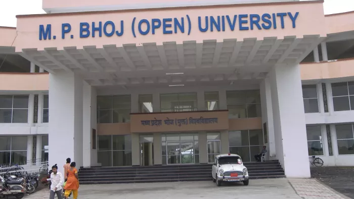 भोज यूनिवर्सिटी में नकल करने के लिए 1000 से लेकर 1500 रुपए सुविधा शुल्क के नाम पर लिया गया।
