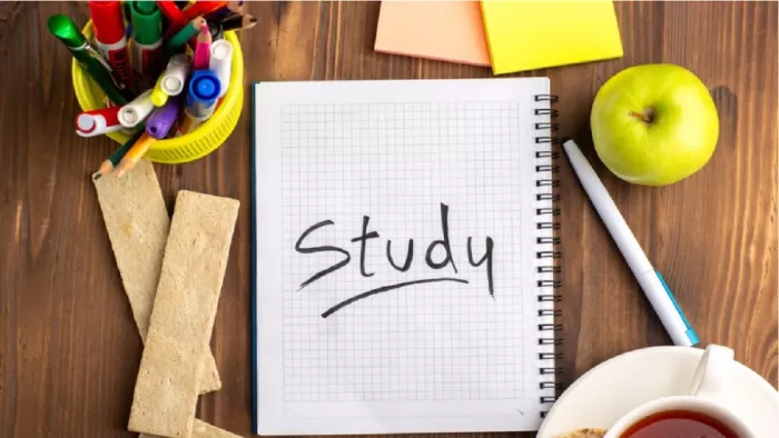 UP Board Exam Preparation: बोर्ड एग्जाम की तैयारी के लिए अपनाएं टॉपर्स के ये टिप्स। (Image-freepik)