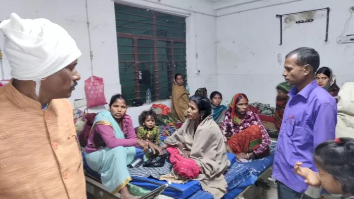 आलमनगर सामुदायिक स्वास्थ्य केंद्र में बेहोश पड़े मरीज। जागरण