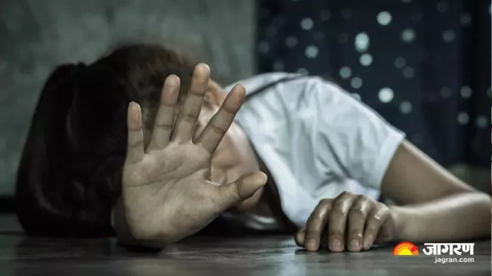 गिरोह छात्राओं को मस्जिद में जाने और मौलवियों से मिलने क दबाव बनाता था।