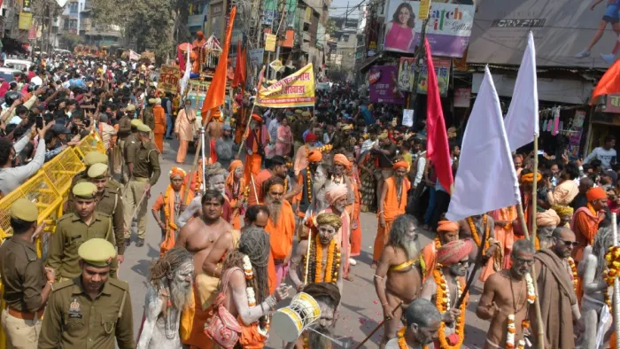 गिरजाघर चौराहे से गुजरता श्रीपंचदशनाम आवाह्न अखाडे़ की राजसी यात्रा। जागरण