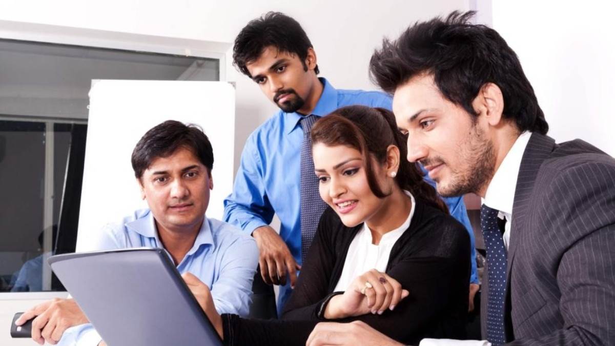 https://www.jagranimages.com/images/newimg/19022025/19_02_2025-working_professionals_23887415.jpg