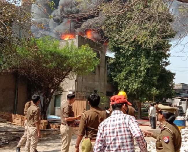 उन्नाव की प्लास्टिक फैक्ट्री में लगी भीषण आग जान बचाकर भागे मजदूर