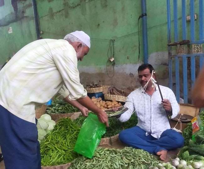सब्जी बेचने वाला ये शख्स बना आंध्र प्रदेश के नगर पालिका का अध्यक्ष। (फोटो: एएनआइ)