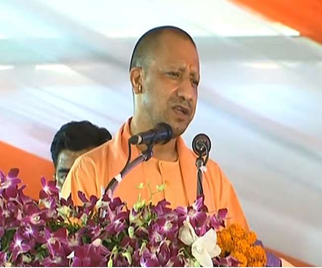 मुख्यमंत्री योगी आदित्यनाथ ने समारोह में मौजूद लोगों को संबोधित किया