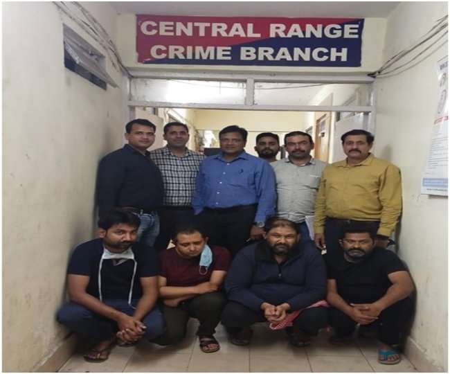 ठग सरकारी नौकरी पाने के इच्छुक लोगों को अपने जाल में फंसाते थे।