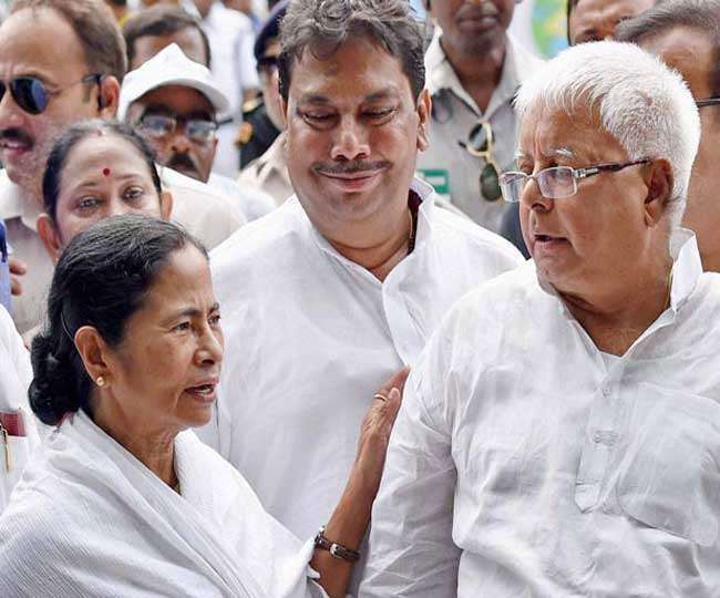 पश्चिम बंगाल की मुख्यमंत्री ममता बनर्जी तथा आरजेडी सुप्रीमो लालू प्रसाद यादव। फाइल तस्वीर।