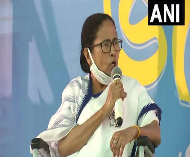 पूर्वी मिदनापुर में जनसभा को संबोधित करती पश्चिम बंगाल की मुख्यमंत्री ममता बनर्जी