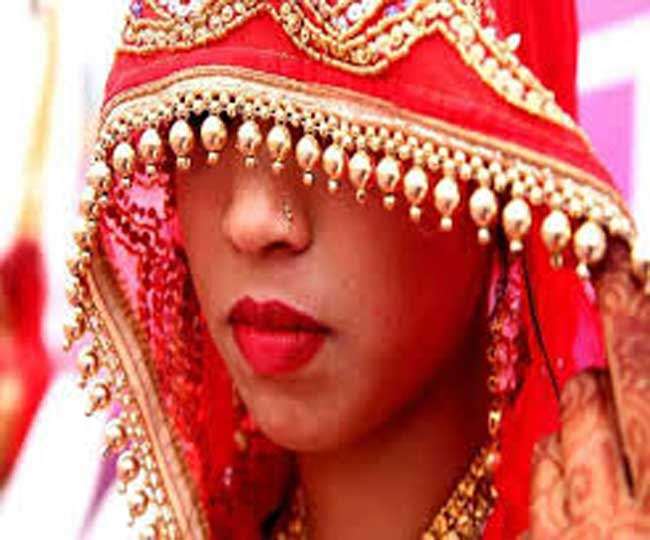 Jharkhand Godda Crime News: गैर मर्द के प्रेम में बौराई नवविवाहिता ने थाने में घुसकर दारोगा की वर्दी फाड़ दी।