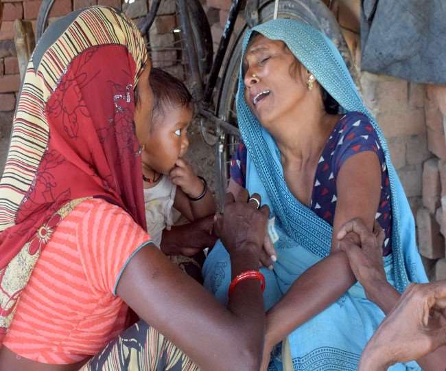 यूपी के प्रयागराज में जहरीली शराब से अब तक 13 लोगों की मौत हो चुकी है।
