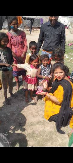 स्लम बस्तियों में बच्चों के साथ मनाया होली
