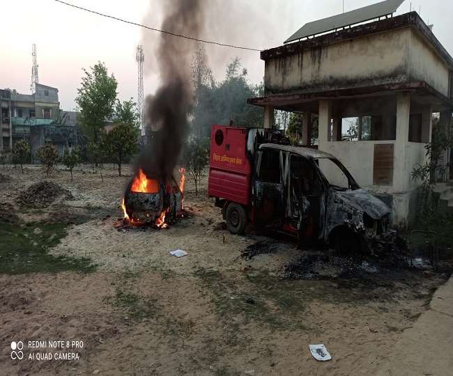 पश्‍च‍िम चंपारण के बेत‍िया में ग्रामीणों ने थाने मे लगाई आग। फोटो-जागरण