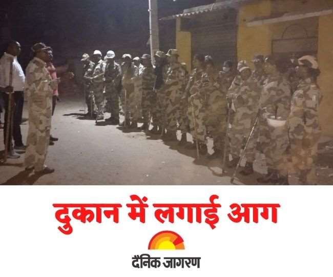 Jharkhand News: हजारीबाग के इचाक में सांप्रदायिक तनाव के बाद तैनात पुलिस।