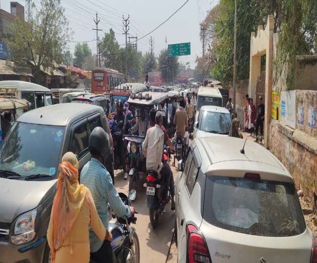 बरसाना में श्रीजी धाम मंदिर मार्ग पर लगा लंबा जाम।