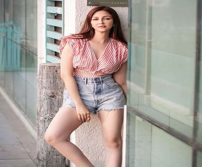 bhabhi ji ghar par hain fame gori mam aka saumya tandon spotted in a deep neck skin tight gown fans reaction goes viral on social media