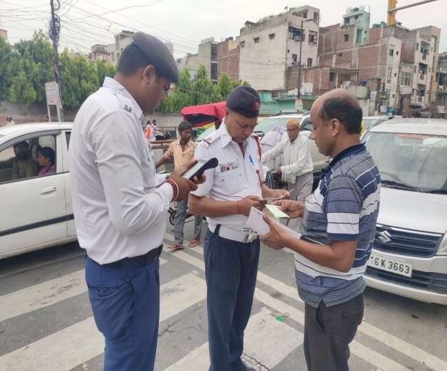 दिल्ली में होली और शब-ए-बारात पर जमकर टूटे ट्रैफिक नियम, पुलिस ने काटे धड़ाधड़ चालान