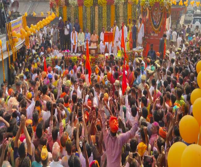 भगवान नरसिंह की शौभायात्रा में शामिल लोग। - जागरण