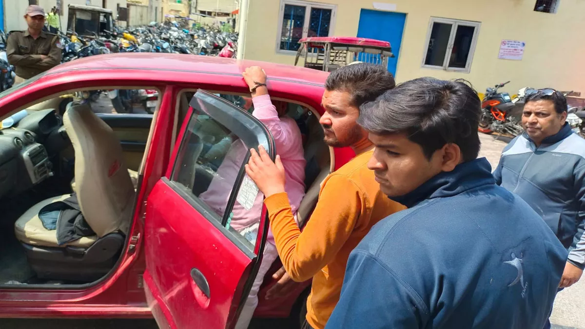 Roorkee Cracker Factory Blast: पटाखा कारोबारी और उसका भतीजा गिरफ्तार।