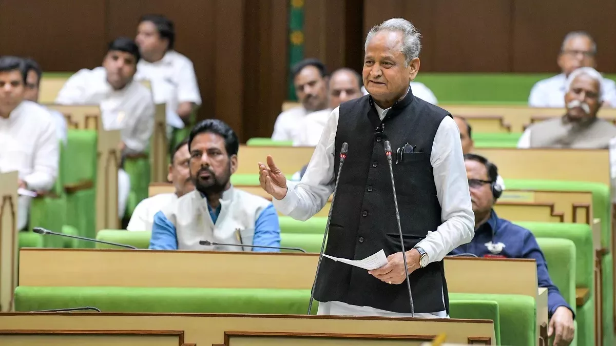 Rajasthan Politics: सत्ता विरोधी लहर थामने में जुटे सीएम अशोक गहलोत (फाइल फोटो)