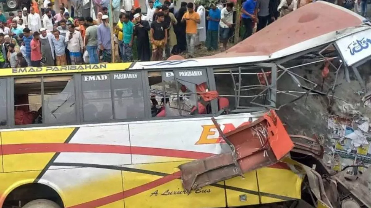 Bangladesh Bus Accident बांग्लादेश में बस खाई में गिरी।