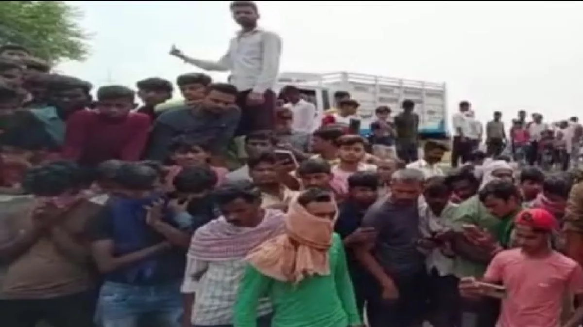 महिला के अधजले शव को देखने के लिए लोगों की उमड़ी भीड़।