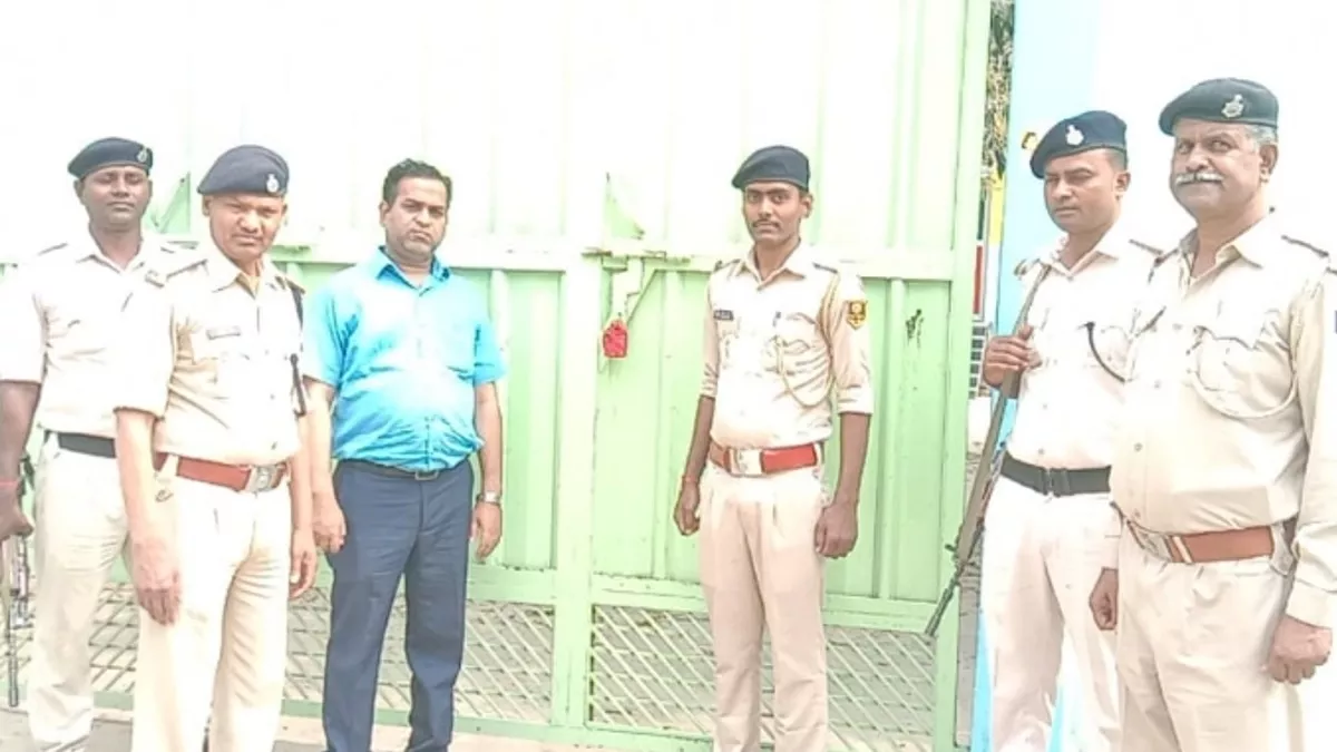 मैरिज हॉल को सील करते दंडाधिकारी। जागरण फोटो