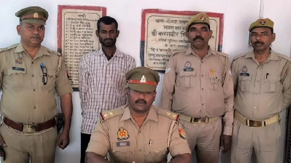 चंदौली: नौगढ़ थाने में गिरफ्तार तस्कर के साथ पुलिस टीम। जागरण।