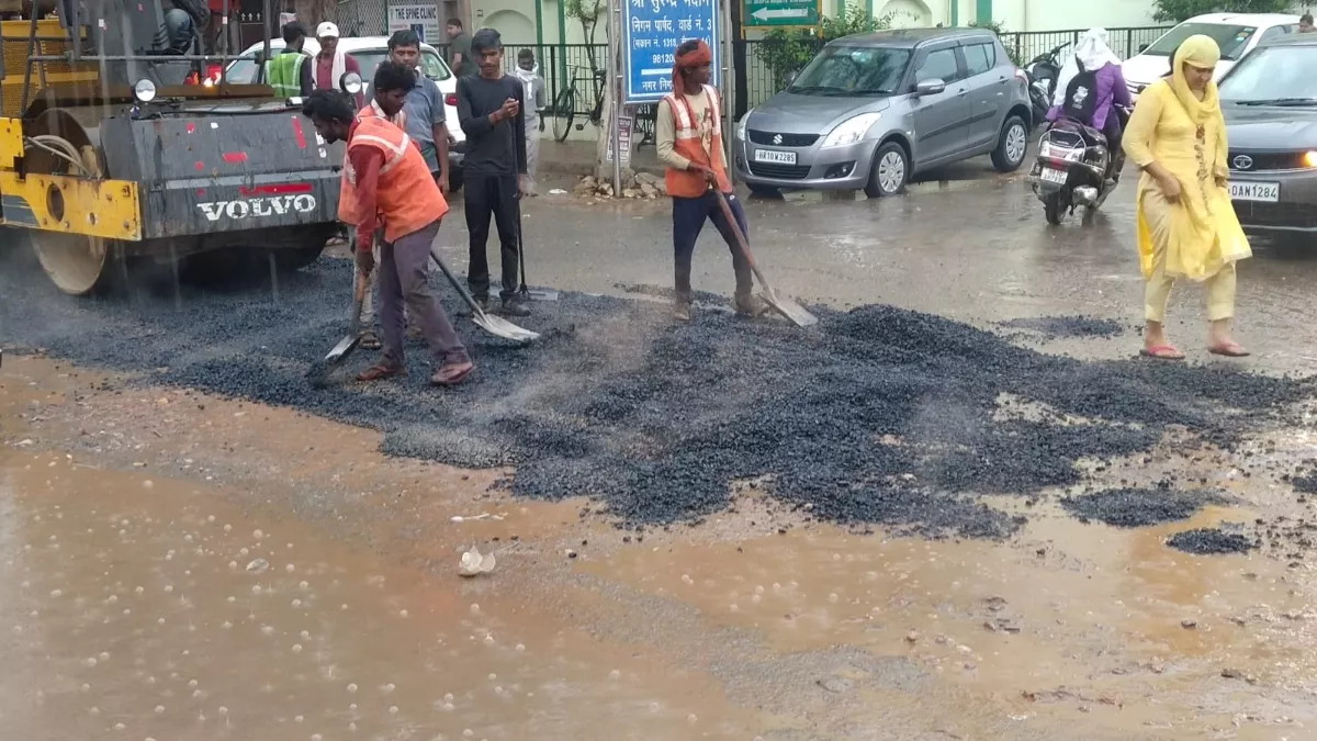 सोनीपत में बारिश में ही बनानी शुरू कर दी सड़क।