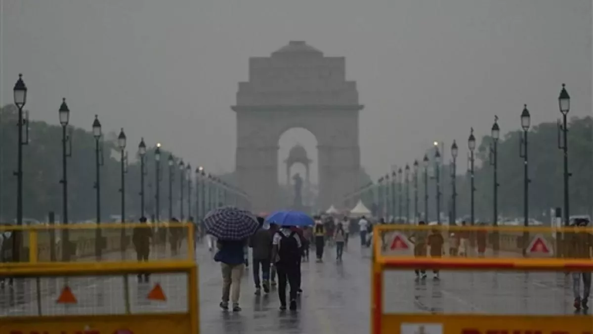 दिल्ली में लगातार दूसरे दिन कई इलाकों में वर्षा हुई। रविवार को दिल्ली में 0.8 मिलीमीटर वर्षा हुई।