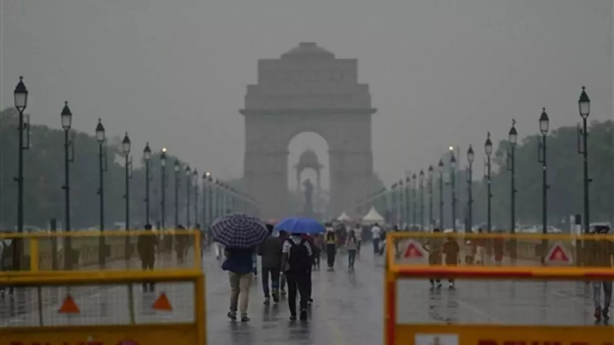 Delhi Weather Update: दिल्ली में लगातार दूसरे दिन भी हुई बारिश, कई जगहों पर पड़े ओले; ऑरेंज अलर्ट जारी