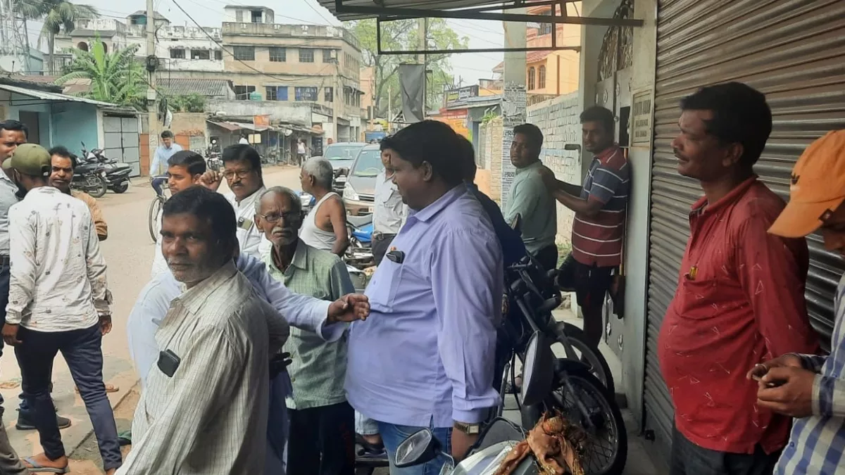 निरसा में छापेमारी करने गई बिजली टीम के दो कर्मियों को बनाया बंधक
