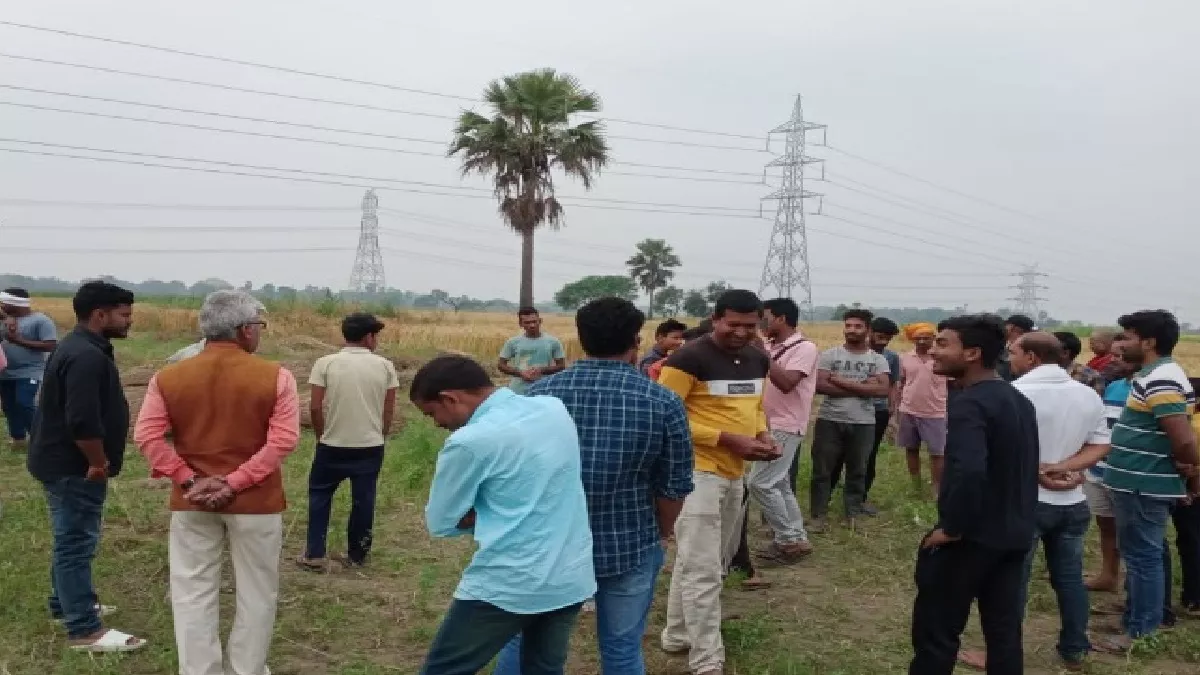 प्रखंड क्षेत्र के दशहरा पंचायत के तेलगामा गांव में बैलून ड्रोन गिरा देखकर लोगों की भीड़ जुट गई।