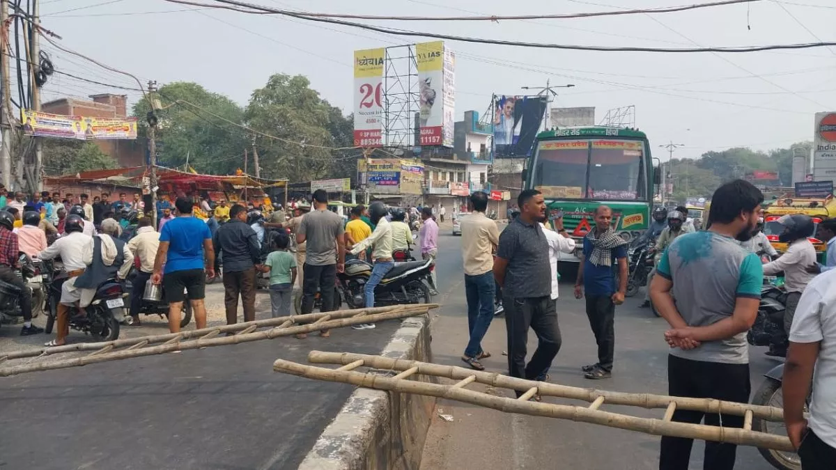 बिजली संकट से परेशान स्थानीय लोगों ने सड़क पर किया चक्काजाम