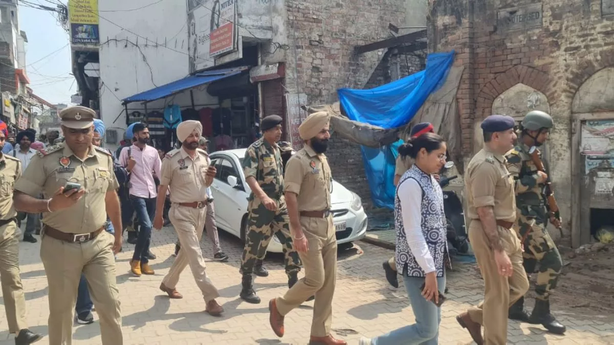 Punjab News: पुलिस और बीएसएफ ने शहर में निकला फ्लैग मार्च, अफवाहों से बचने का दिया संदेश