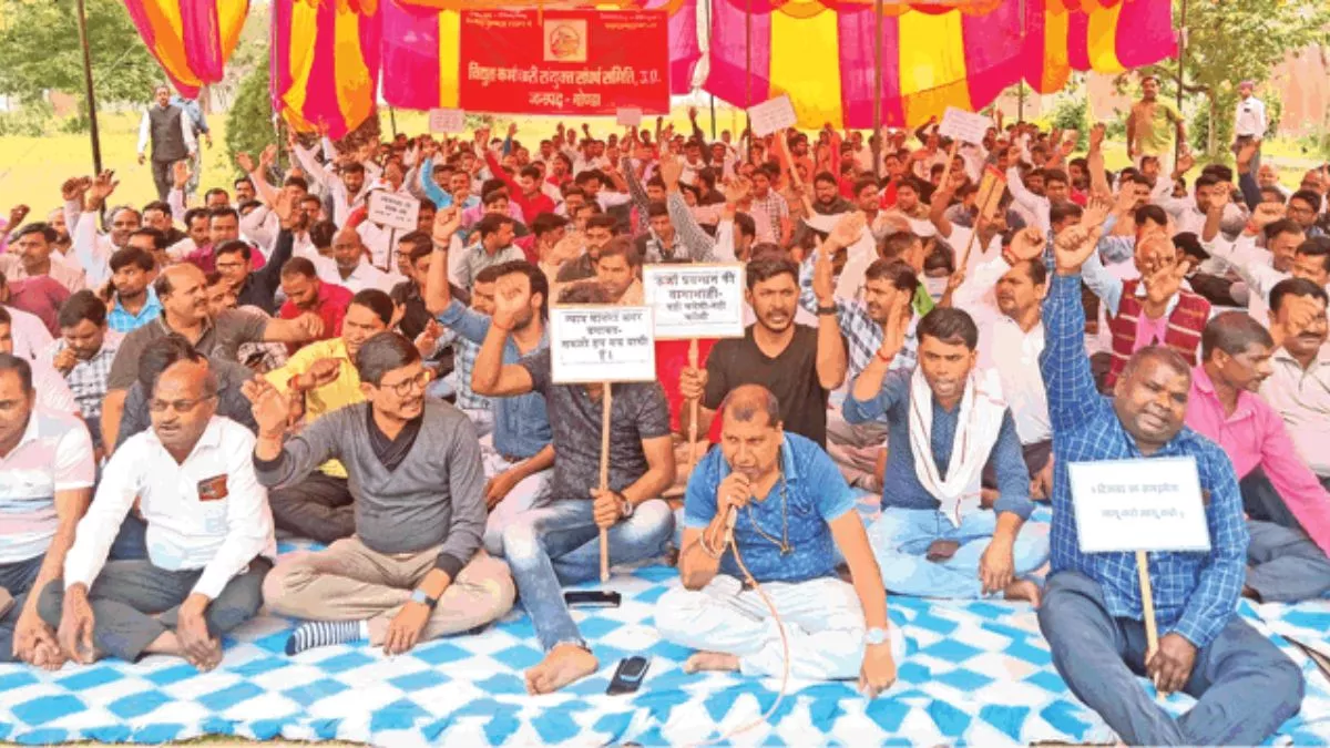 बिजली कर्मियों की हड़ताल से 32 लाख लोग अंधेरे में रहने को मजबूर
