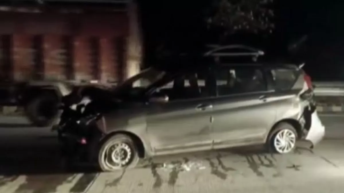 यमुना एक्सप्रेसवे पर आपस में भिड़ीं दो कारें, 2 बच्चों सहित 8 घायल।
