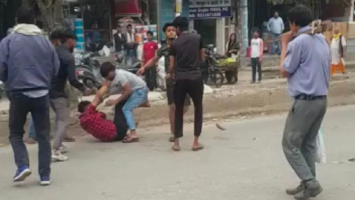 सरेराह सड़क पर गुंडई, युवक को जमीन पर गिराकर पीटा, VIDEO वायरल