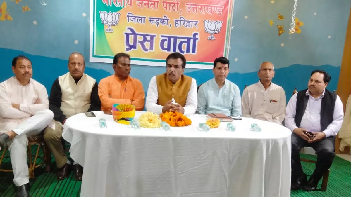 रुड़की में आयोजित प्रेसवार्ता में जानकारी देते भाजपा के प्रदेश प्रवक्ता सुरेश जोशी एवं अन्य पदाधिकारी: जागरण