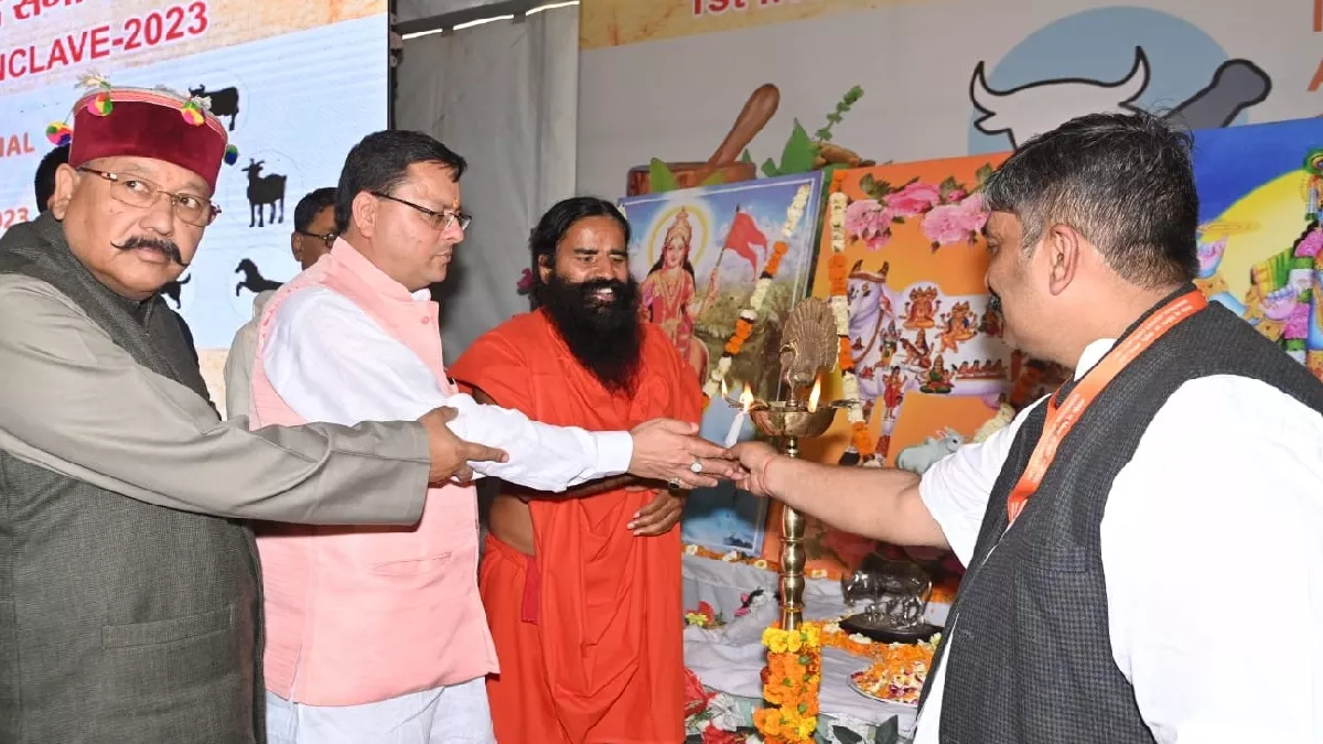 संगोष्ठी का दीप प्रज्वलित कर शुभारंभ करते मुख्यमंत्री पुष्कर सिंह धामी, योगगुरु बाबा रामदेव, कैबिनेट मंत्री सतपाल महाराज आदि। जागरण