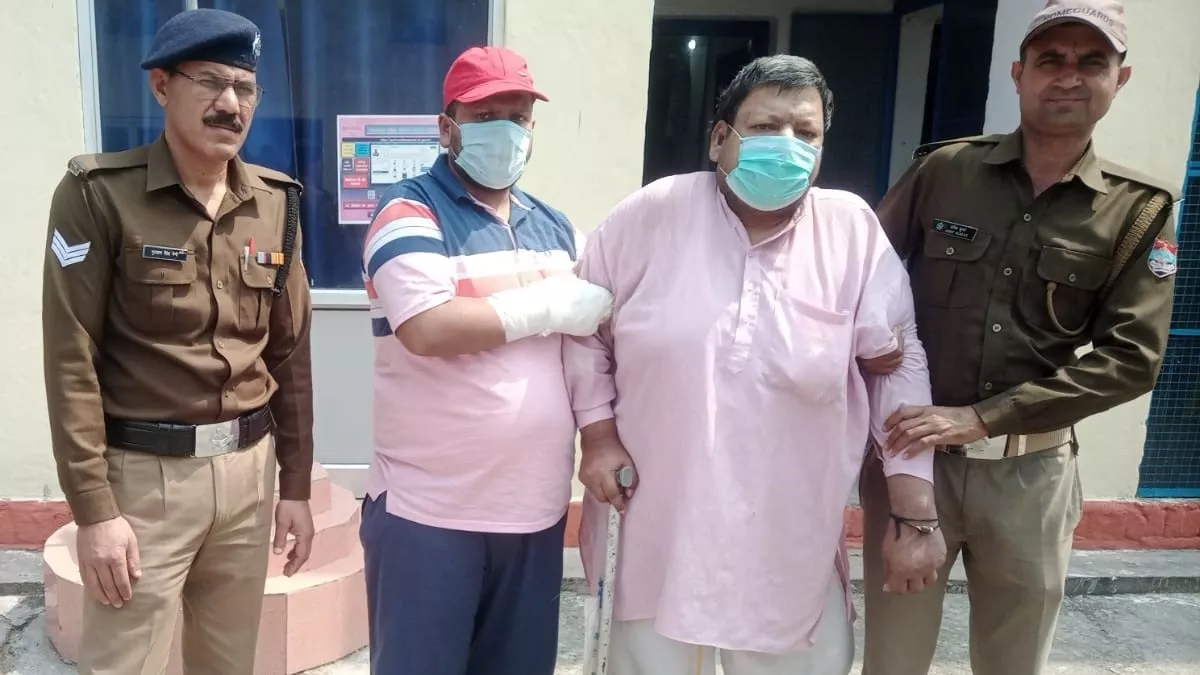 विस्फोट के मामले में पकड़ा गया पटाखा कारोबारी और उसका भतीजा साथ में पुलिस टीम: साभार पुलिस