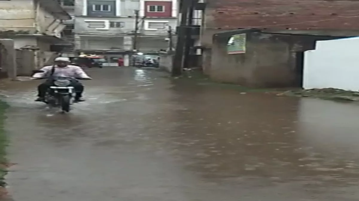 गरज-चमक के साथ झमाझम बारिश से जलमग्न हुआ शहर