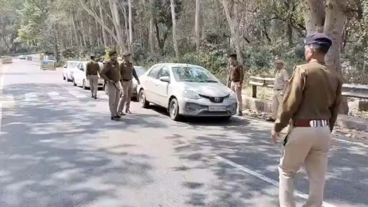 सिरमौर पुलिस ने हरियाणा की सीमा पर सभी बैरियर पर की वाहनों की जांच