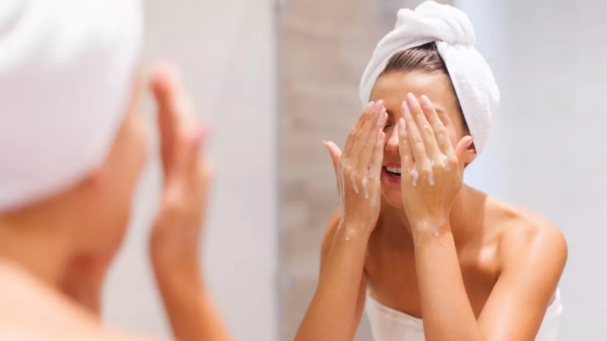 Skin Care Tips: गर्म पानी से मुंह धोने के नुकसान