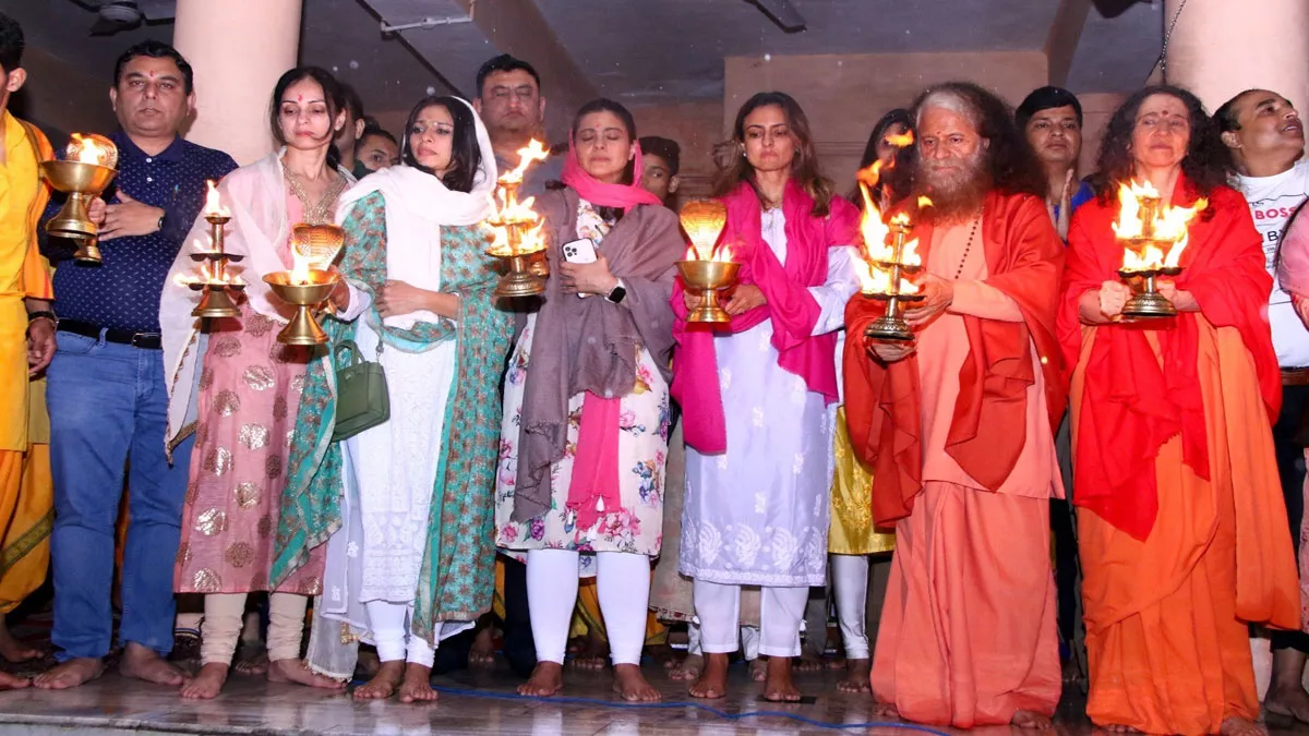 Kajol in Rishikesh: काजोल ने संध्याकालीन गंगा आरती में शिरकत कर मां गंगा का आशीर्वाद भी लिया।