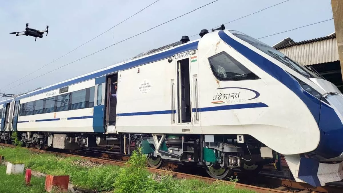 Vande Bharat Express: जल्द ही हावड़ा-वाराणसी के बीच दौड़ेगी वंदे भारत एक्सप्रेस, महज 6 घंटे में तय होगा सफर