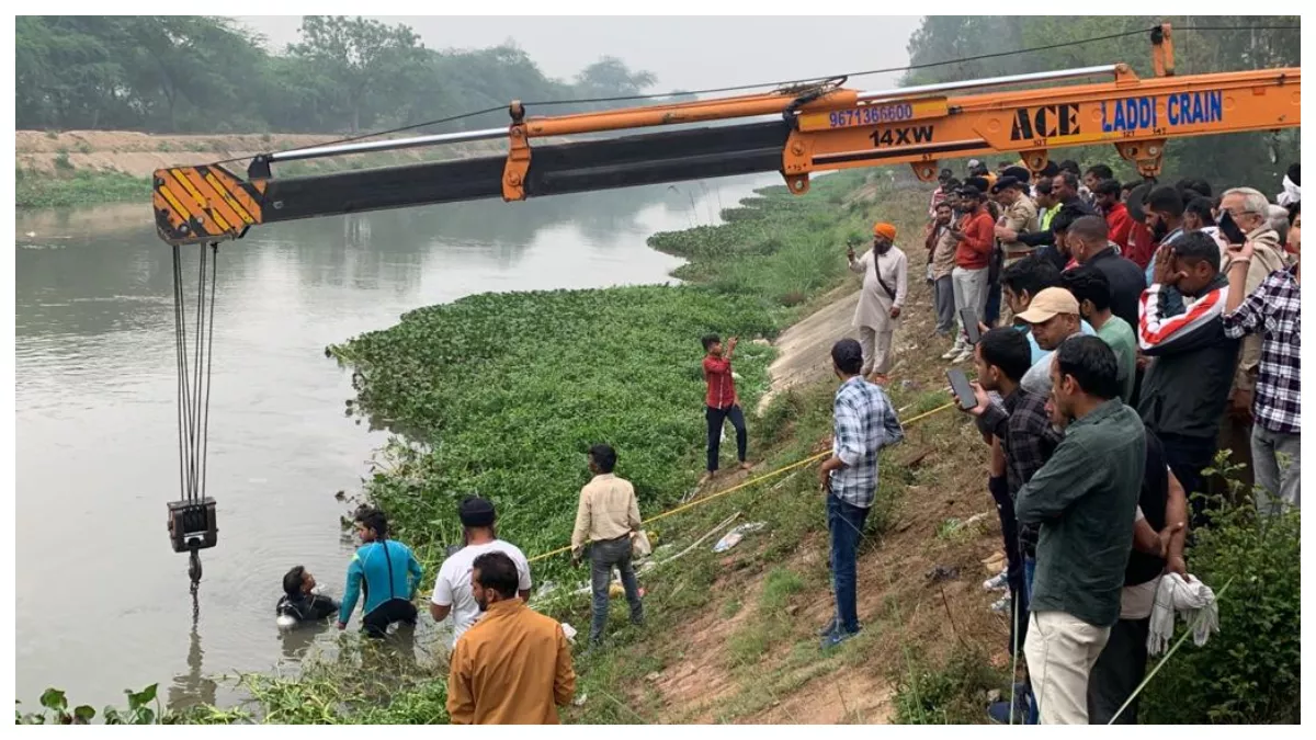 बोलेरो आगे चल रहे ट्रैक्टर से टकराकर नहर में गिरी, एक की मौत दूसरा लापता