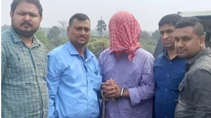 पुलिस की गिरफ्त में मुंह ढके यूट्यूबर मनीष कश्यप। जागरण
